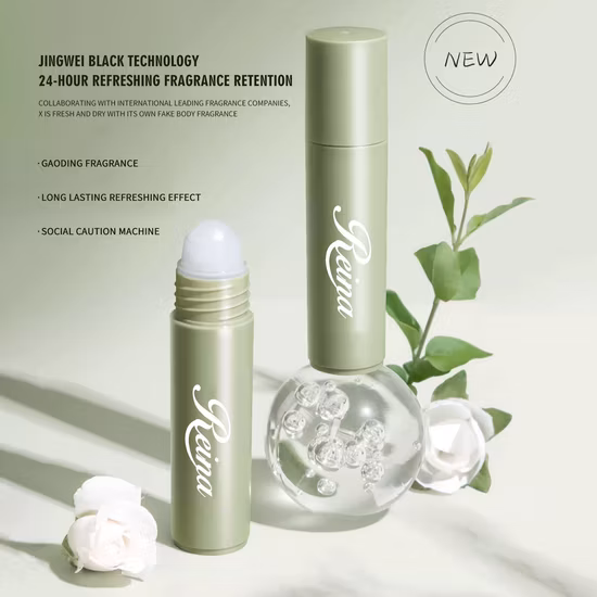 Deodorante per le mani e stick antitraspirante arrotolato sotto le ascelle